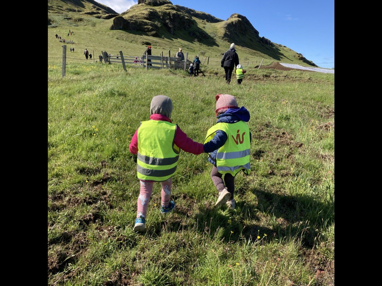 Það er oft fjör í leikskólanum en hér má sjá börnin á Undralandi ganga á Miðfell. 
