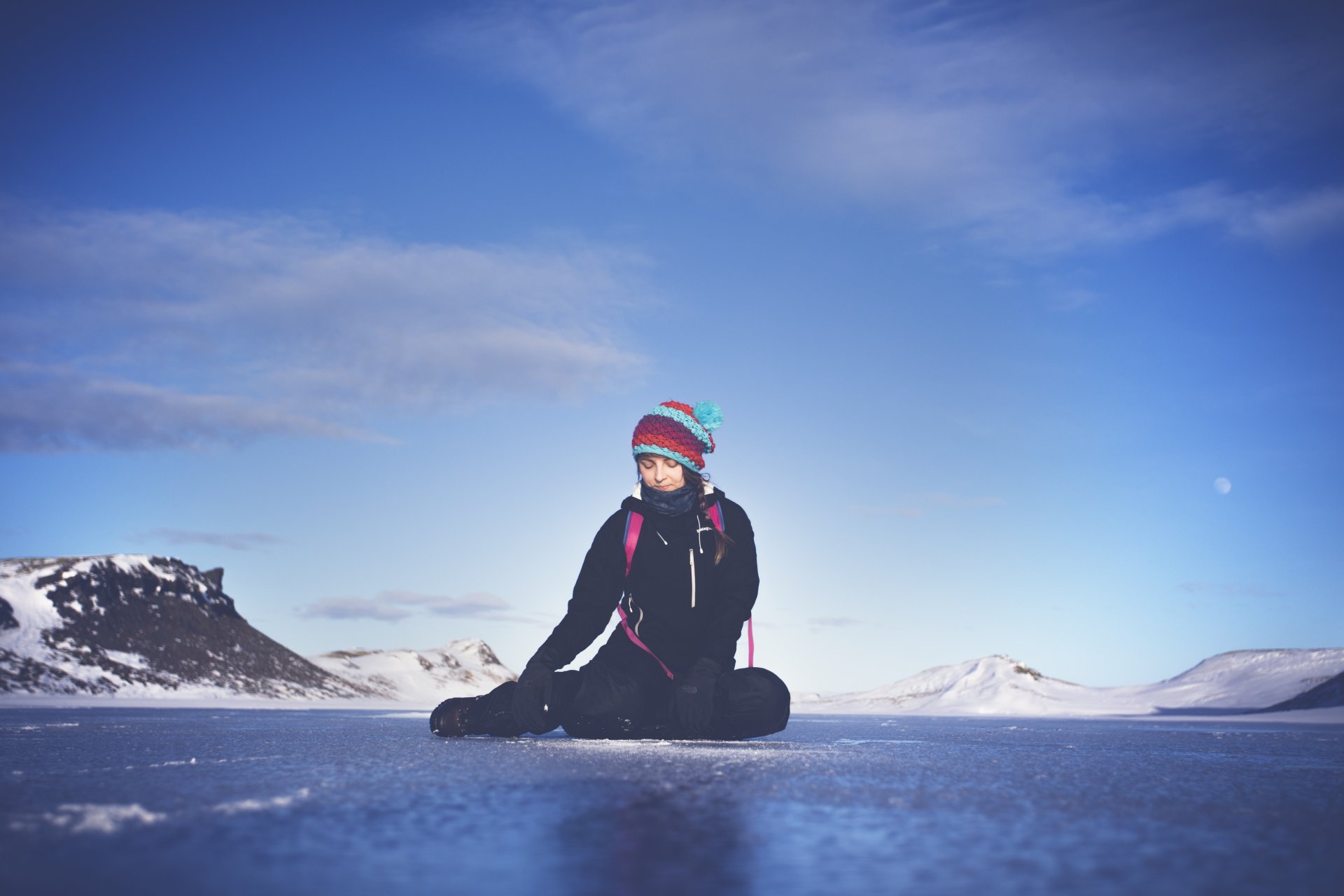 Í Hrunamannahreppi eru mörg góð skautasvell þegar þannig viðrar. Á myndinni hér til hliðar sem Martin Frolich  tók á ísilögðu vatninu á toppi Miðfells má sjá hana Lucku hvíla sig á skautaiðkuninni. 